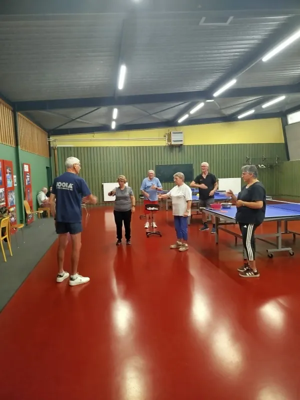 Échauffement collectif entre les tables lors de la première séance de Ping Parkinson à Thann
