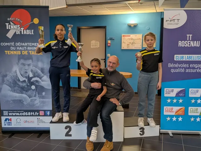 Remise des coupes et des médailles aux jeunes joueuses avec leur encadrant