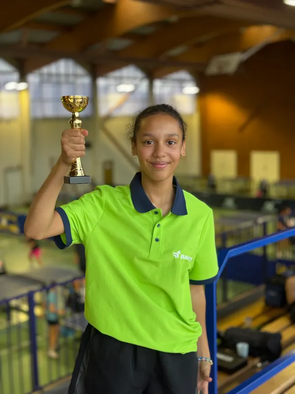 Lucie Schwarz et sa coupe, victorieuse du tableau jeunes en catégorie Minimes
